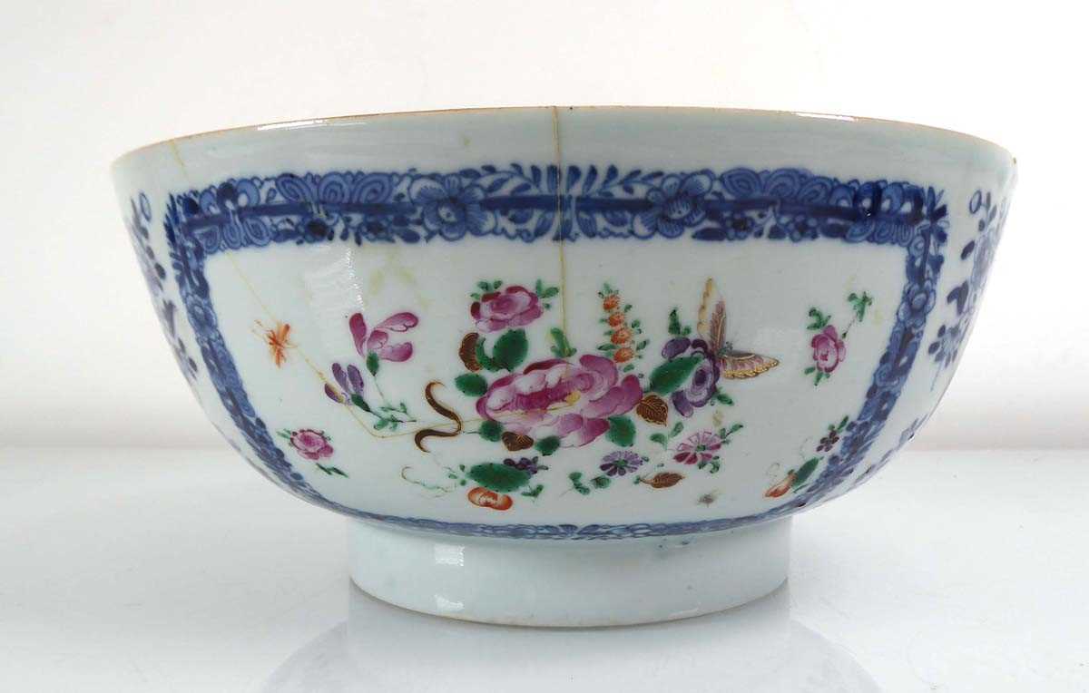 A Chinese Export fruit bowl decorated with foliate motifs within blue and white borders, d. 23 cm ( - Image 3 of 7