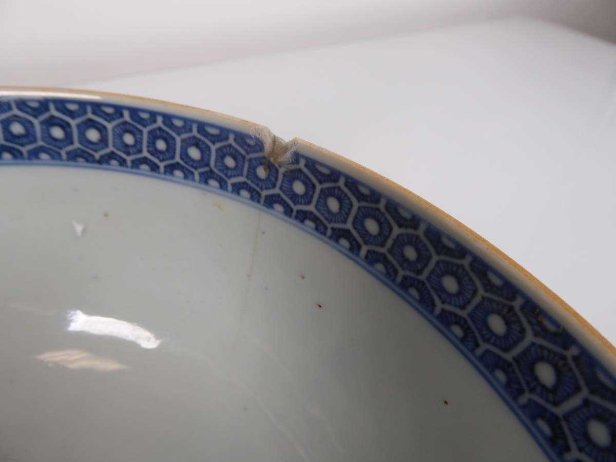 A Chinese Export fruit bowl decorated with foliate motifs within blue and white borders, d. 23 cm ( - Image 4 of 7