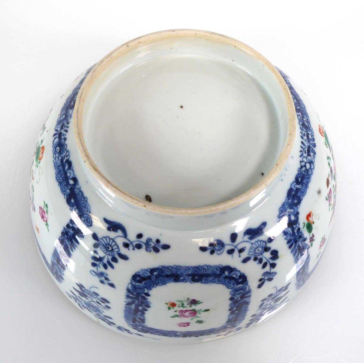 A Chinese Export fruit bowl decorated with foliate motifs within blue and white borders, d. 23 cm ( - Image 7 of 7