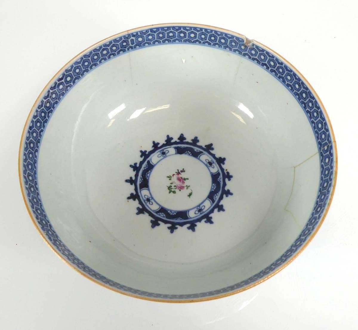 A Chinese Export fruit bowl decorated with foliate motifs within blue and white borders, d. 23 cm ( - Image 2 of 7