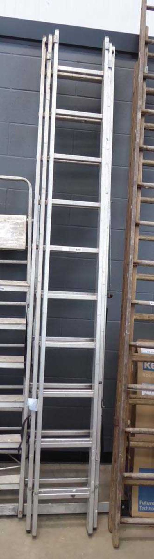 Triple extending aluminium ladder