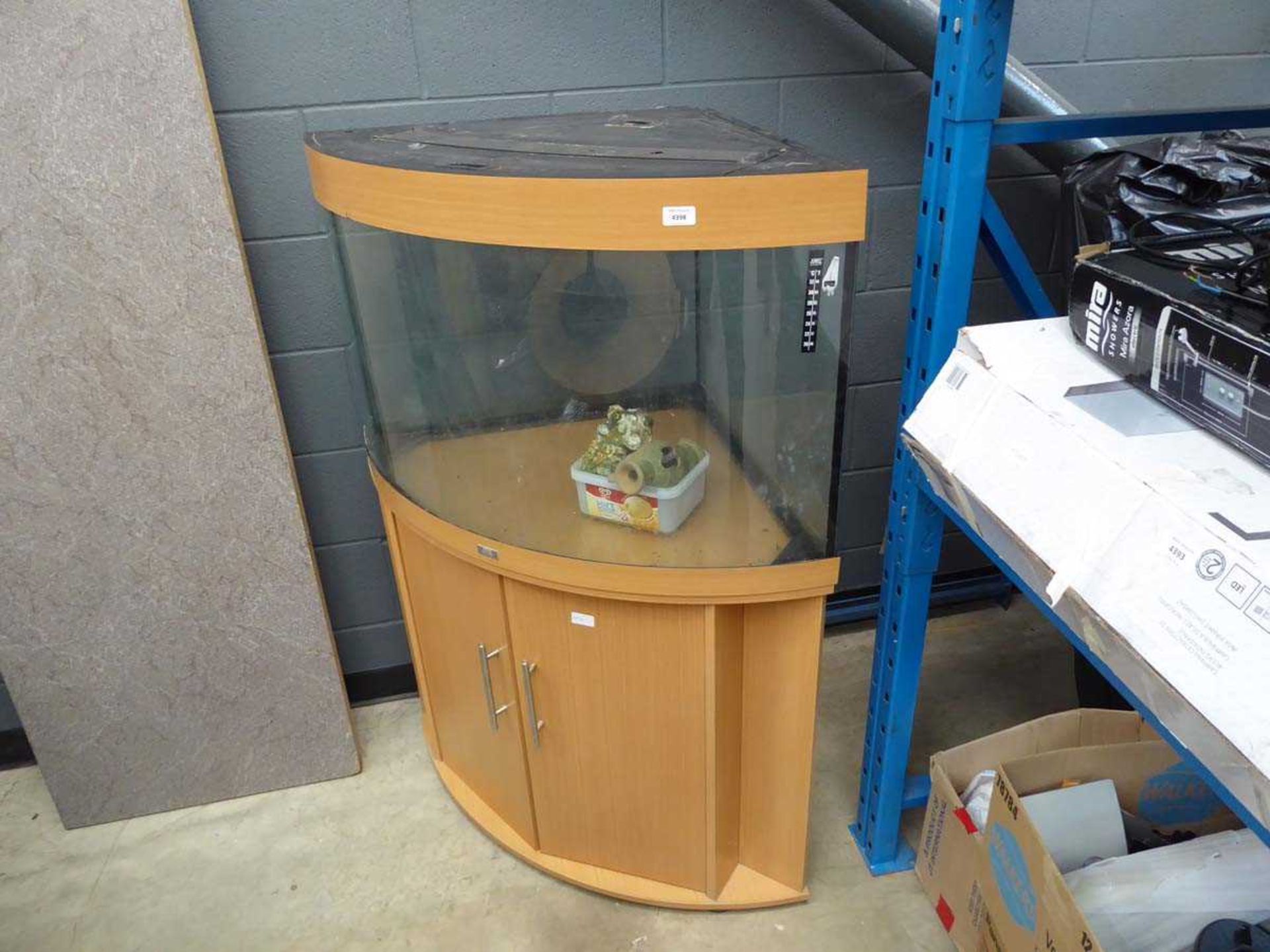 Corner fish tank