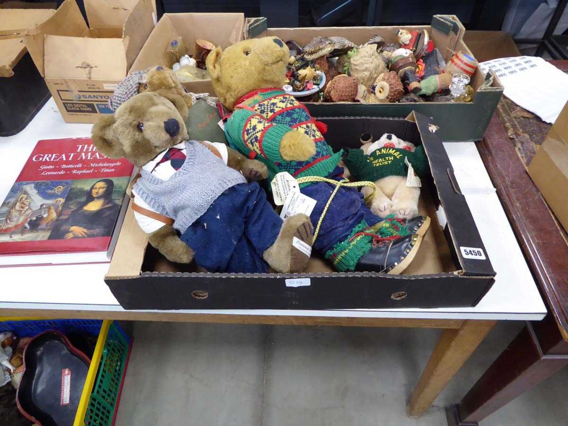 Box containing 4 x teddy bears