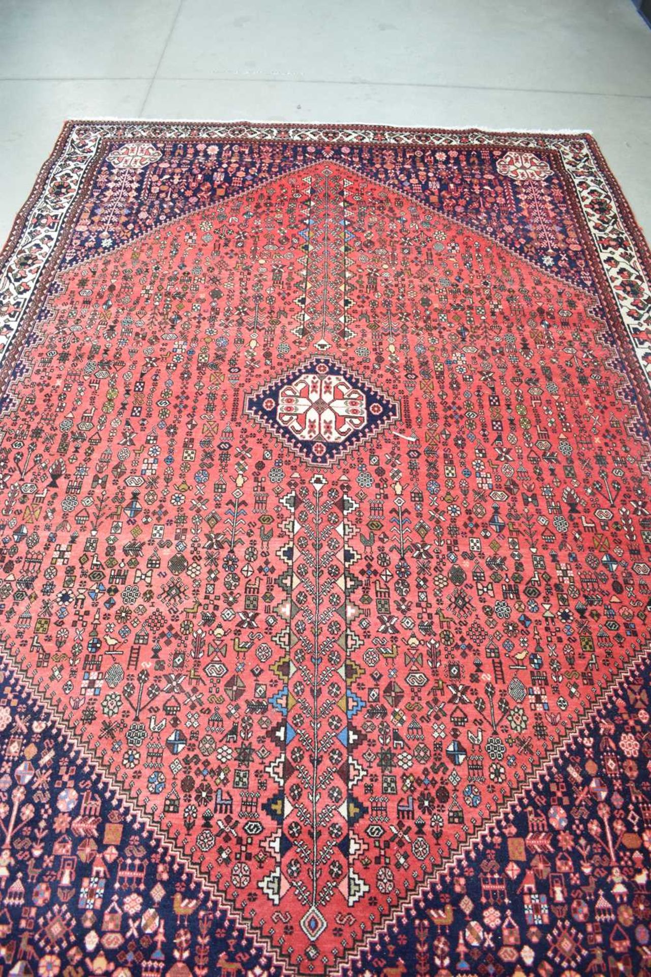 A Persian 'Abadeh' carpet, hand-woven in Iran, with a red ground and stylied motifs, 307 x 204 cm - Image 3 of 4