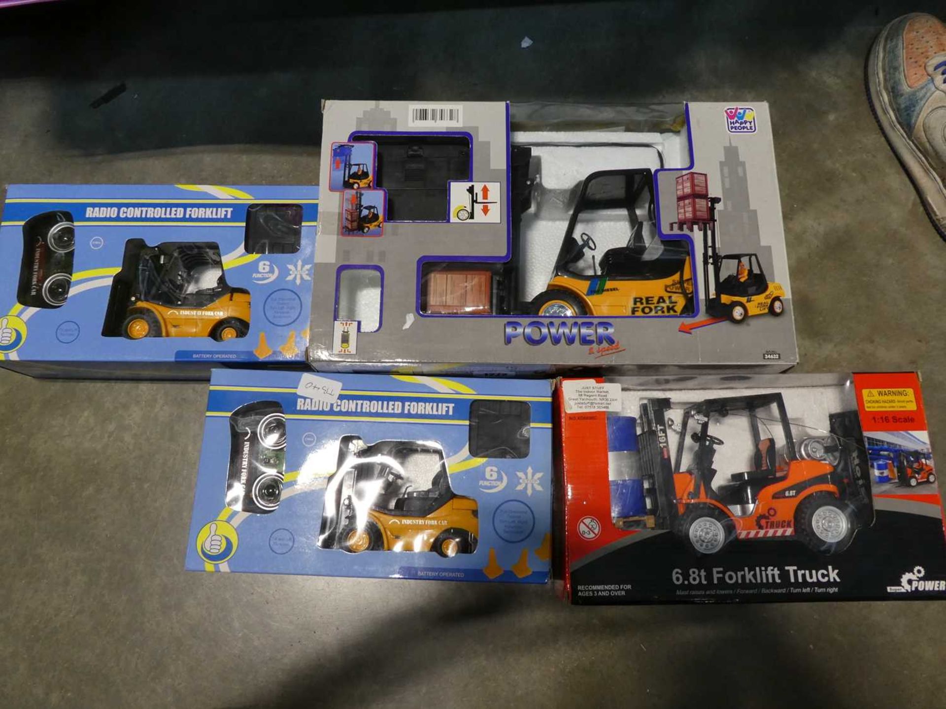 Various remote control items incl. forklift trucks, etc.