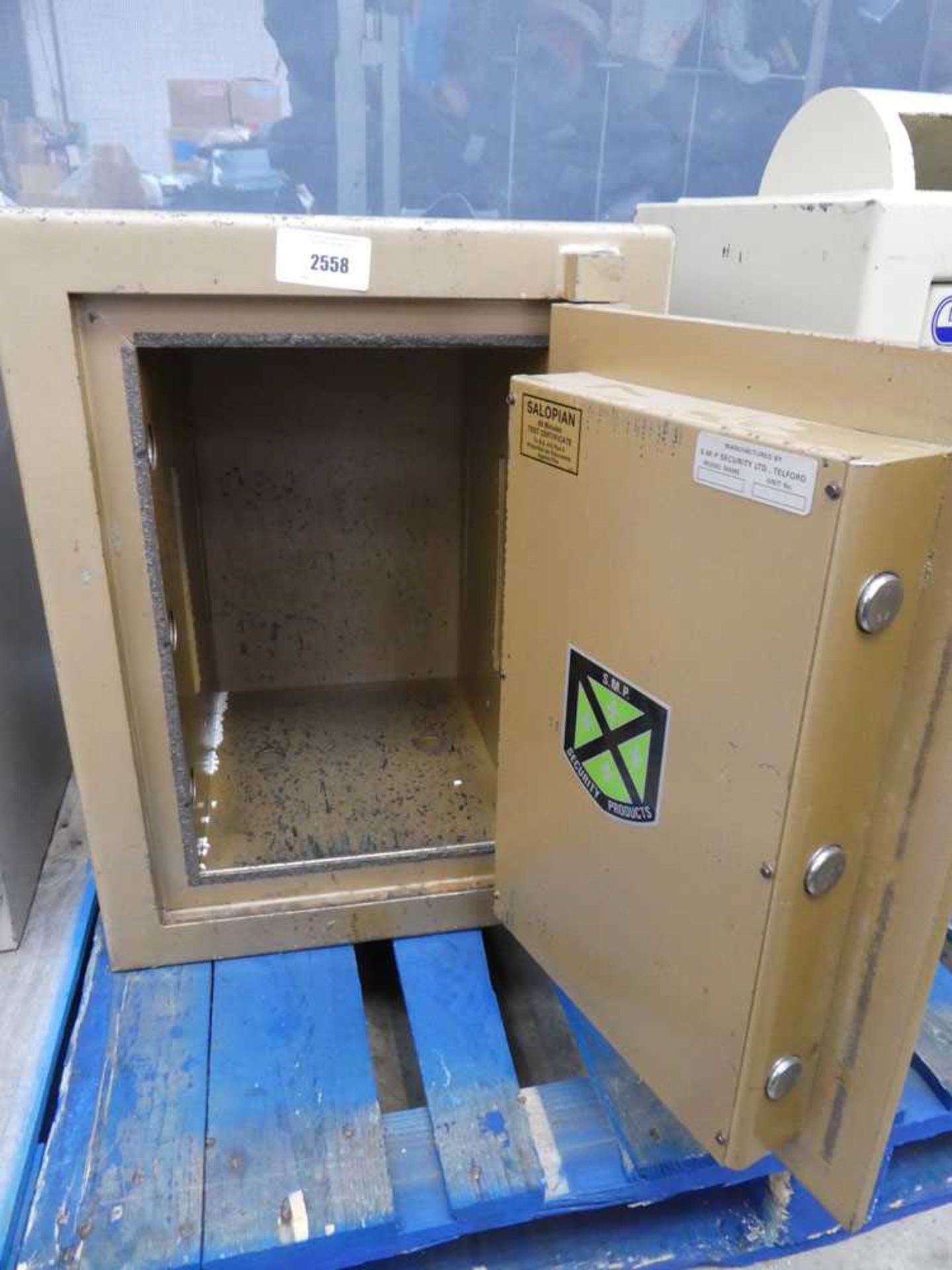 +VAT S.M.P. of Telford, England heavy duty safe with key - Image 2 of 2