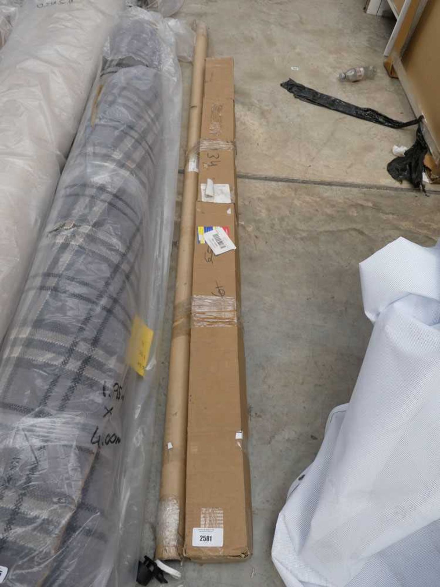 +VAT Box of polymer skirting with roll of white floor beading