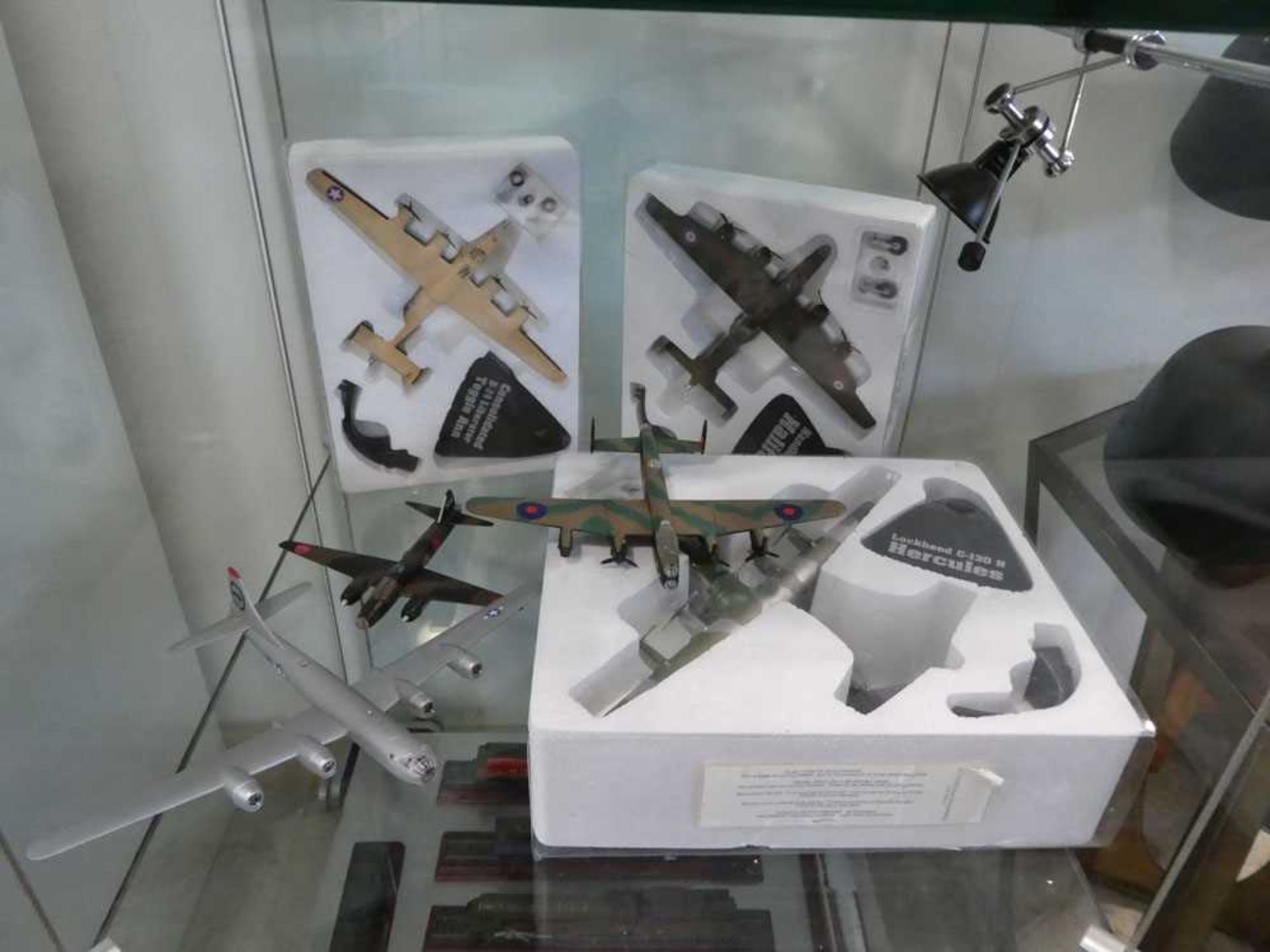 2 shelves of model airplanes incl. Revell kits (BAe Hawk T.Mk 1 Red Arrow & AV-8B Harrier) and scale - Image 2 of 2