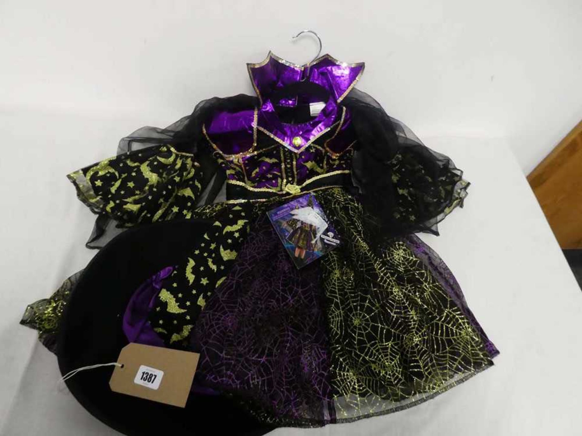 Childs witch costume (age 3-4)