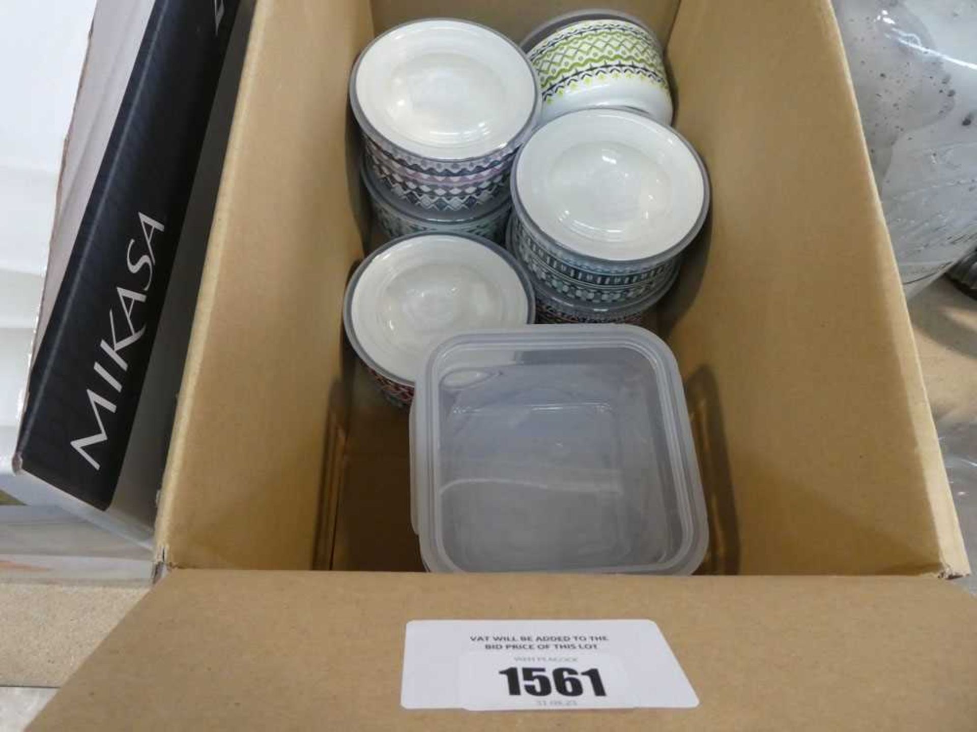 Box containing a quantity of microwavable bowls