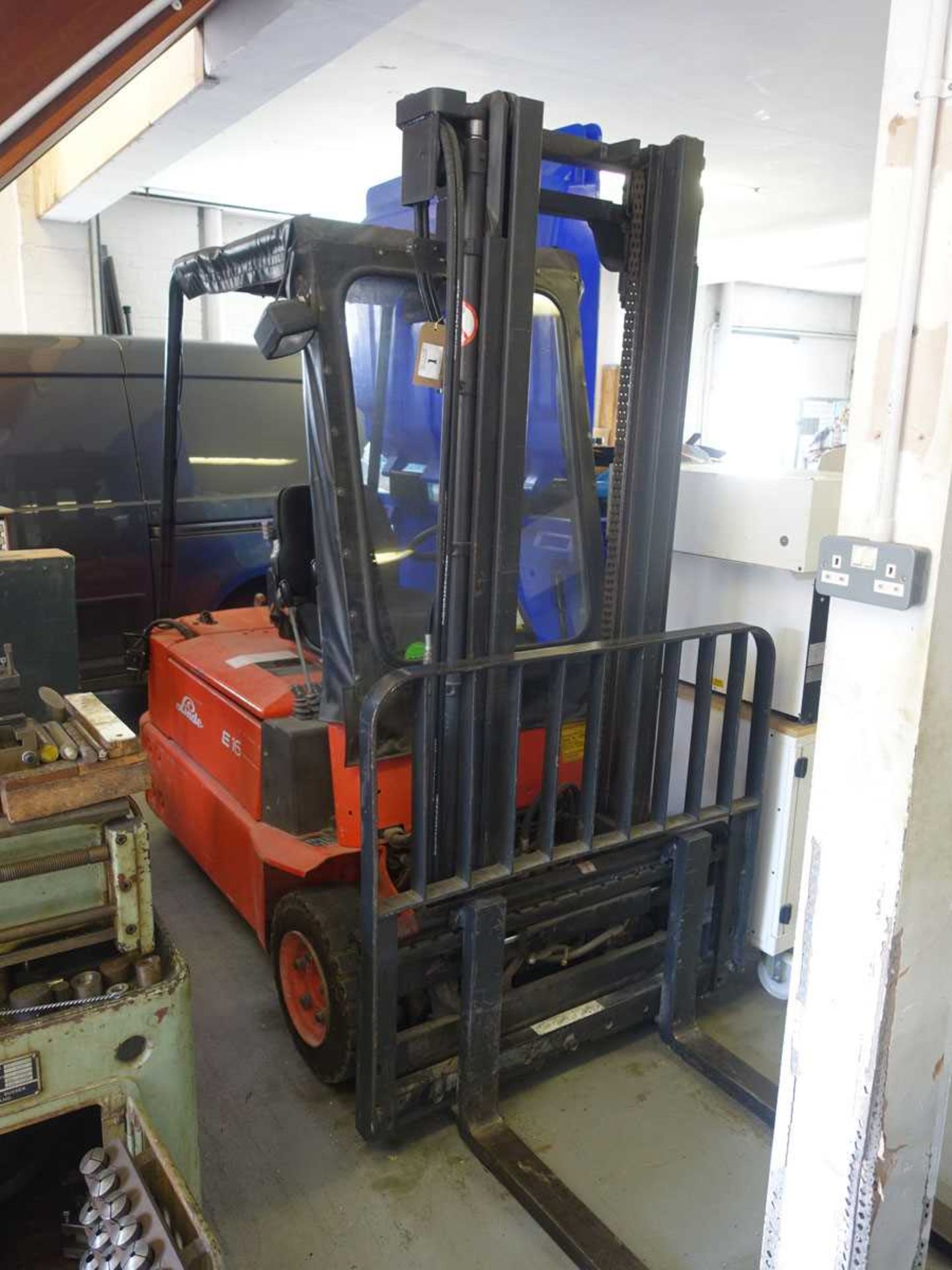 +VAT Linde E16S electric counterbalance forklift truck with side shift Year: 1995 Compacity: - Image 7 of 9