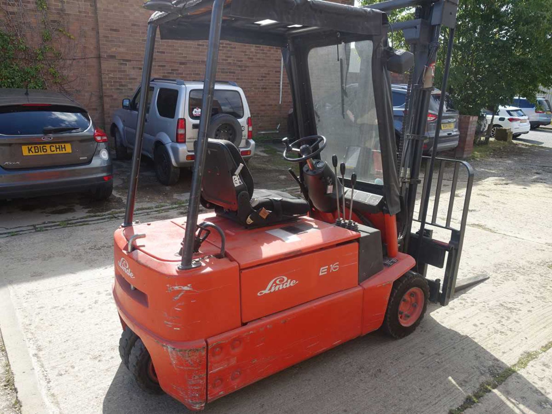 +VAT Linde E16S electric counterbalance forklift truck with side shift Year: 1995 Compacity: - Image 4 of 9
