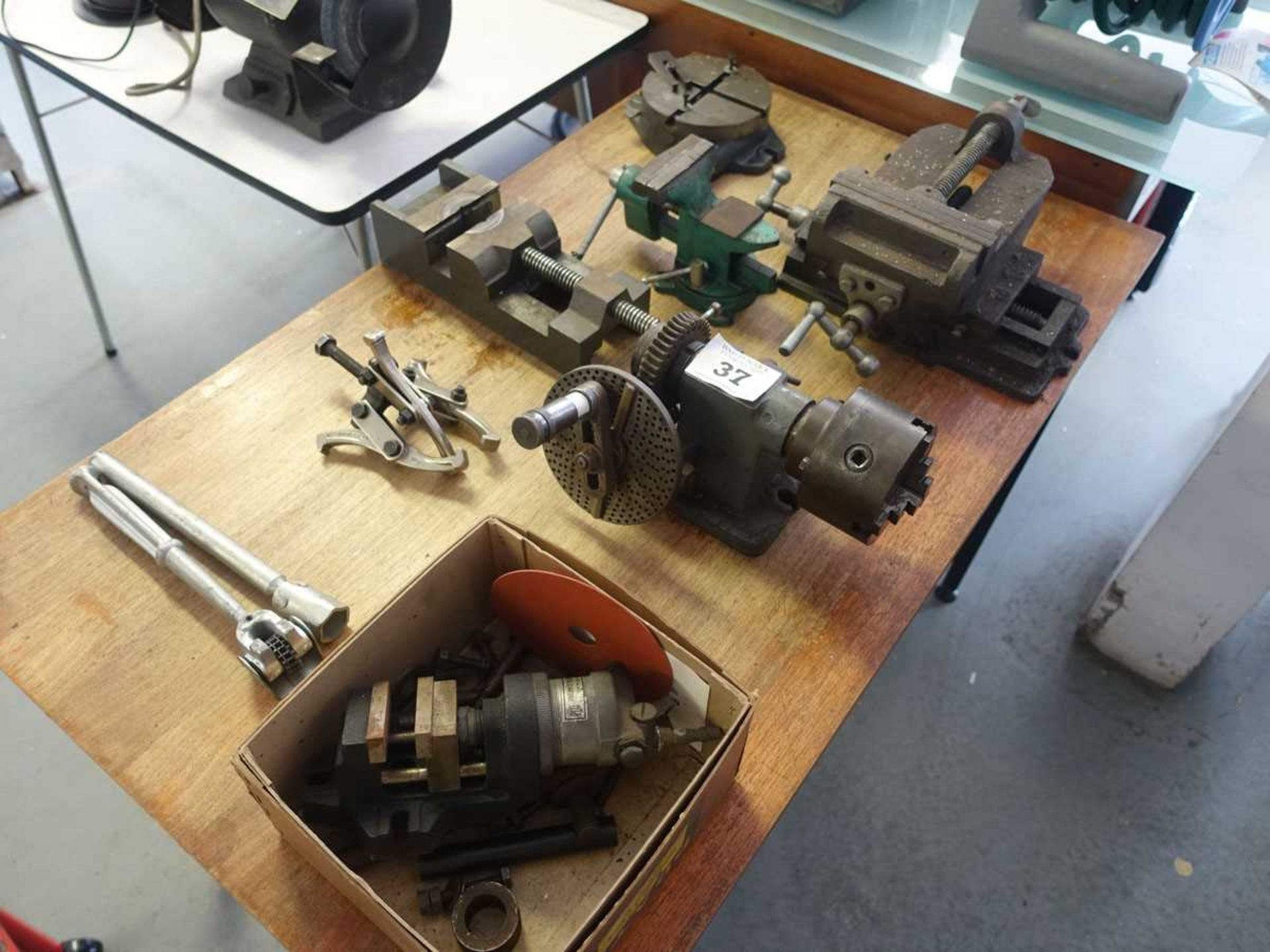 +VAT Four assorted machine vices, dividing head, rotating chuck, bearing puller and knurling tools