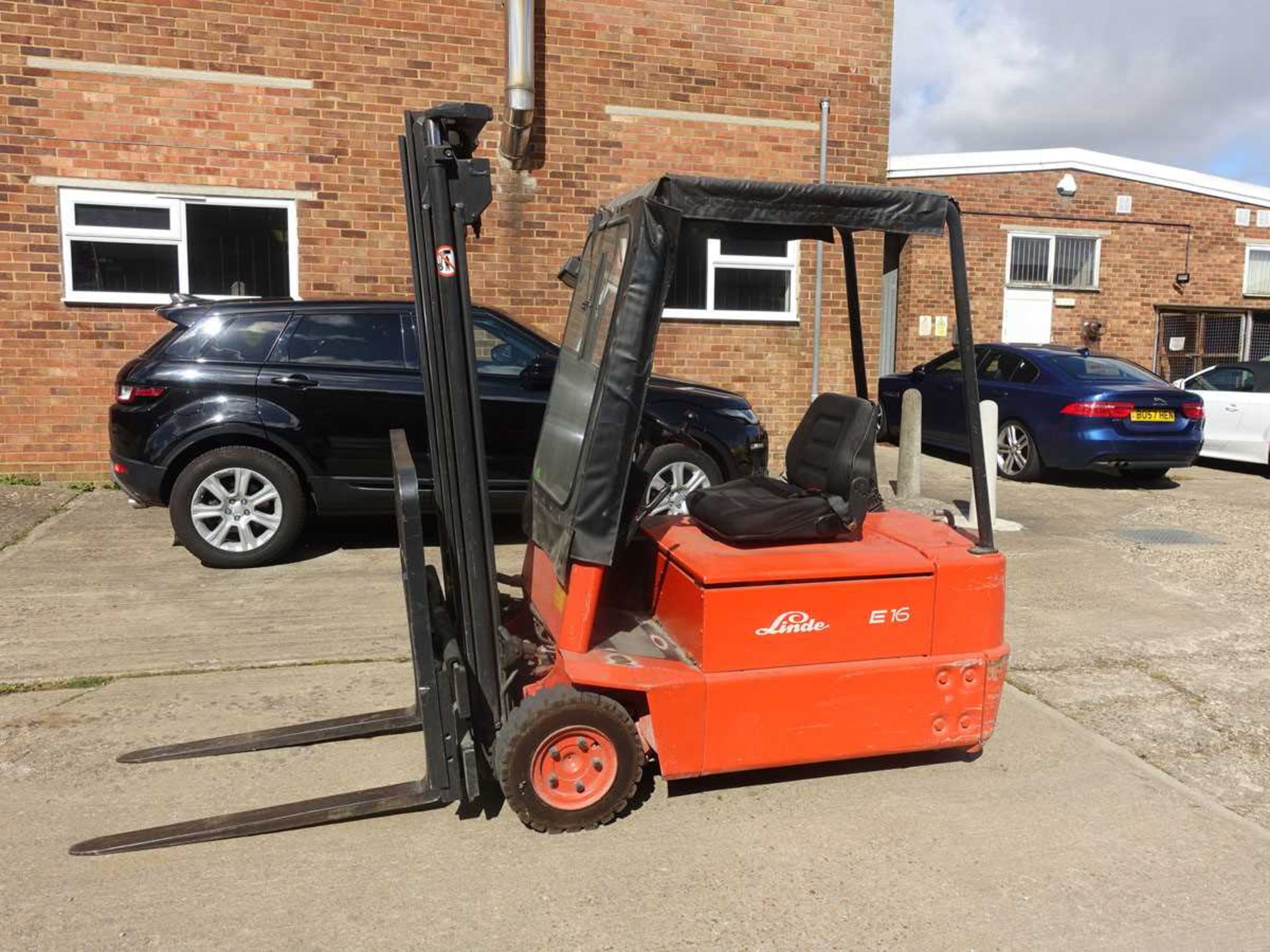 +VAT Linde E16S electric counterbalance forklift truck with side shift Year: 1995 Compacity: - Image 3 of 9