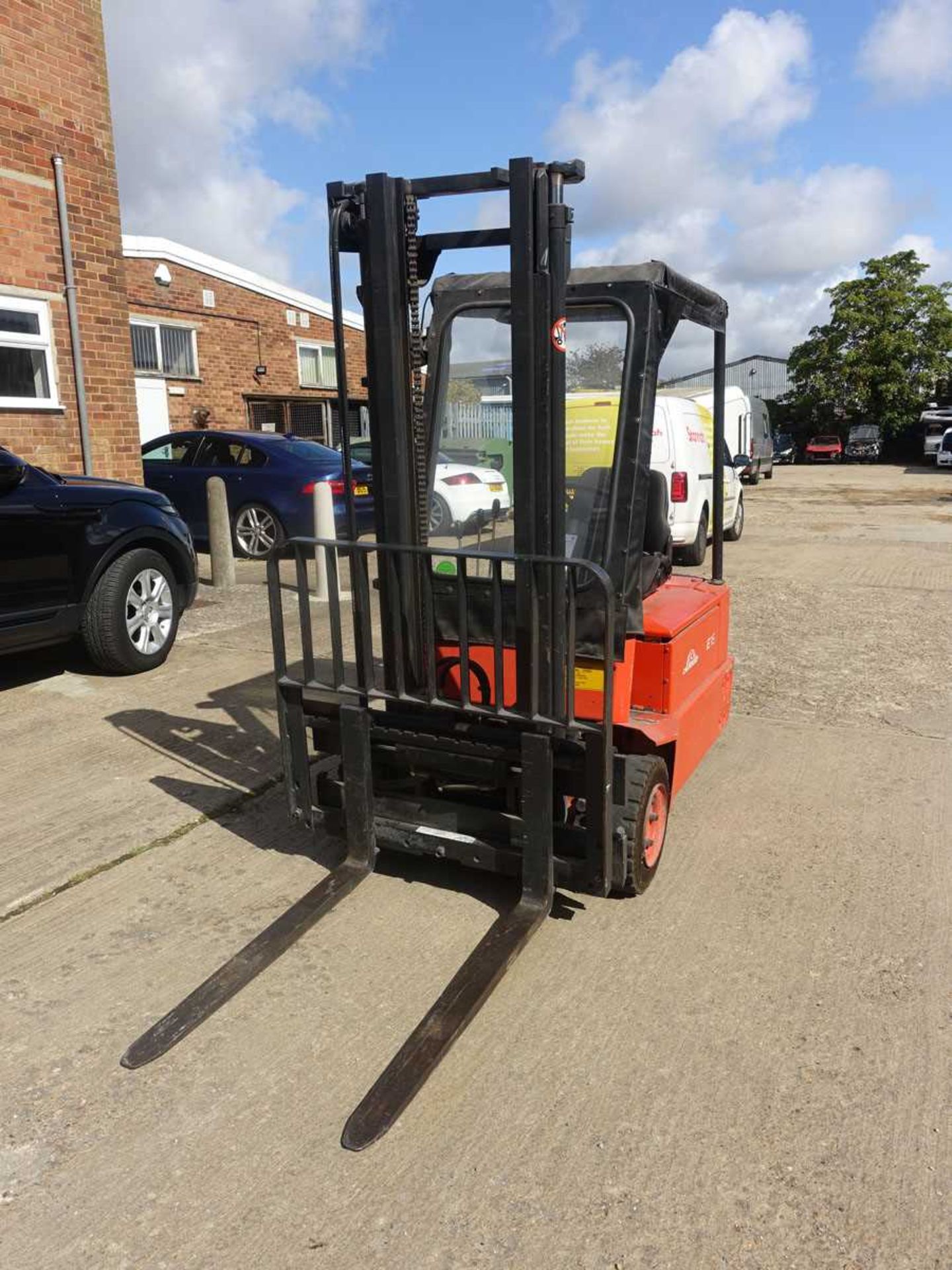 +VAT Linde E16S electric counterbalance forklift truck with side shift Year: 1995 Compacity: - Image 2 of 9