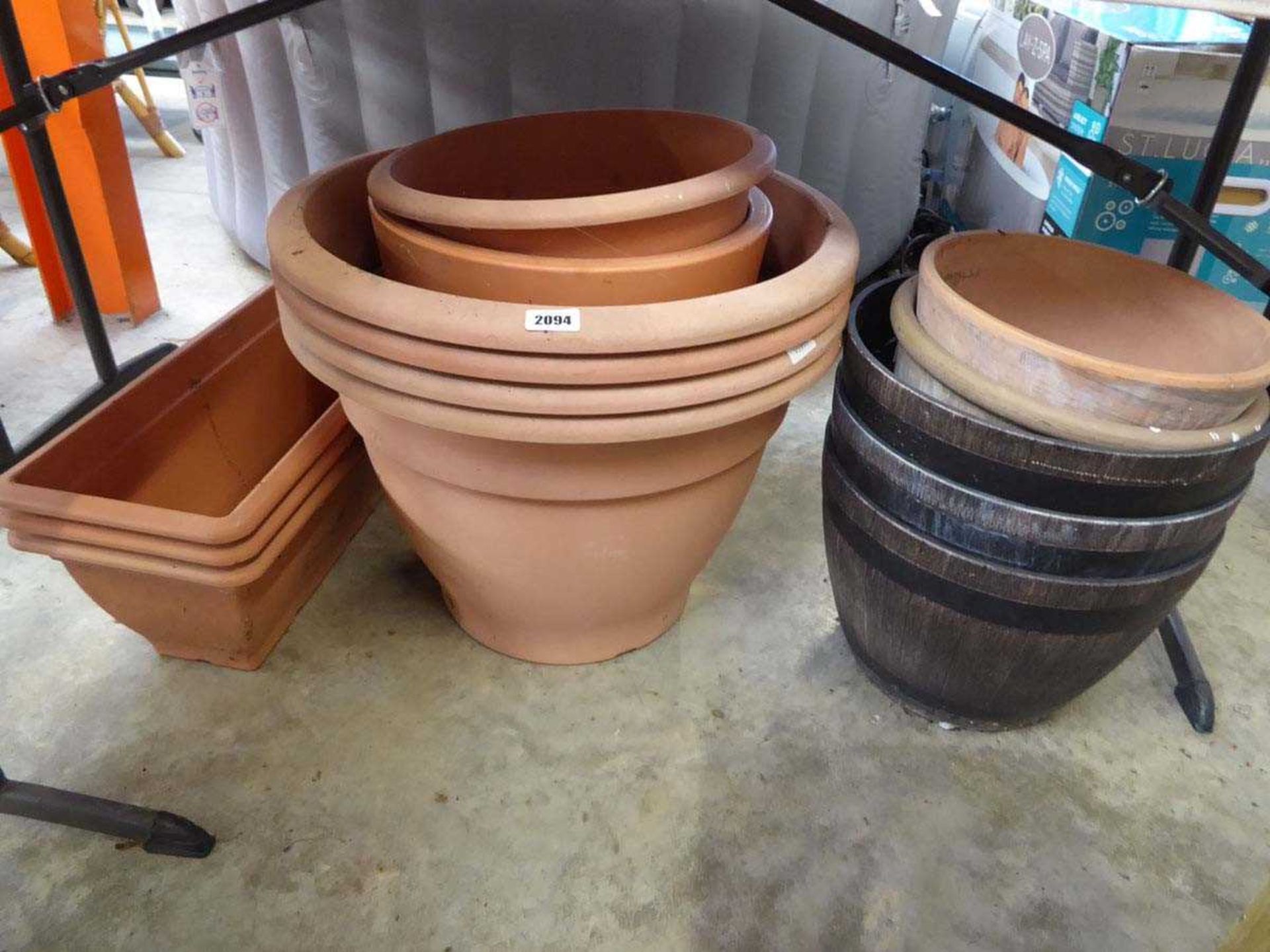 Quantity of outdoor plastic garden pots in mixed sizes