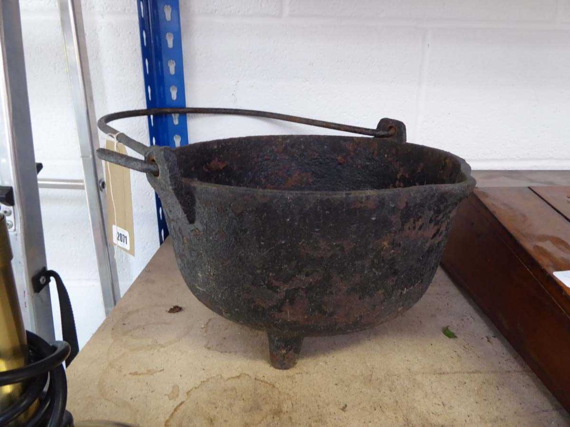 Cast iron pot with handle