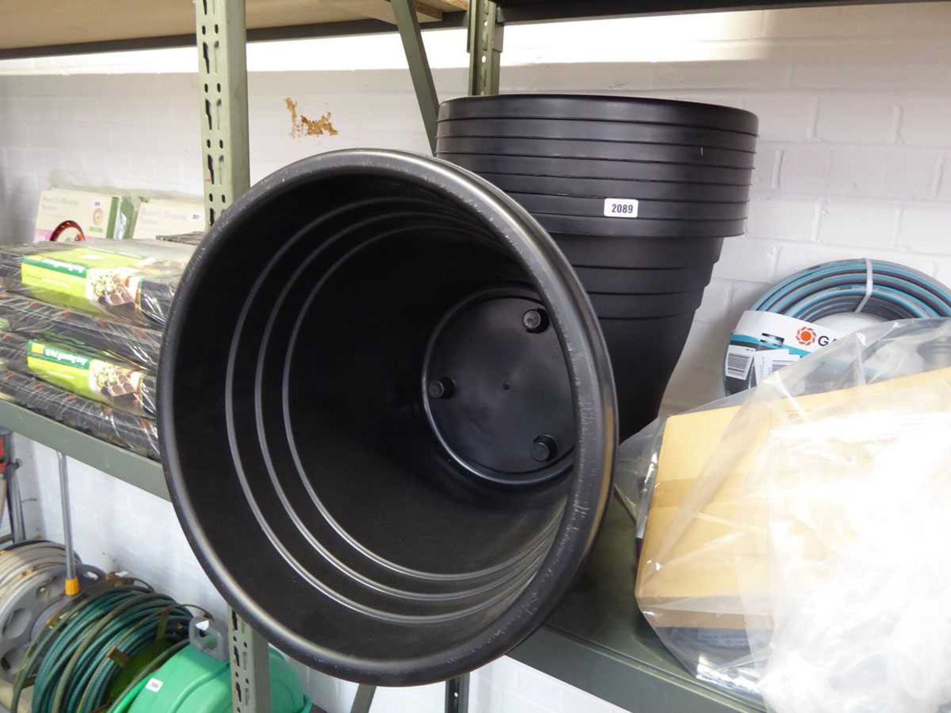 8 47.5cm round black plastic planters