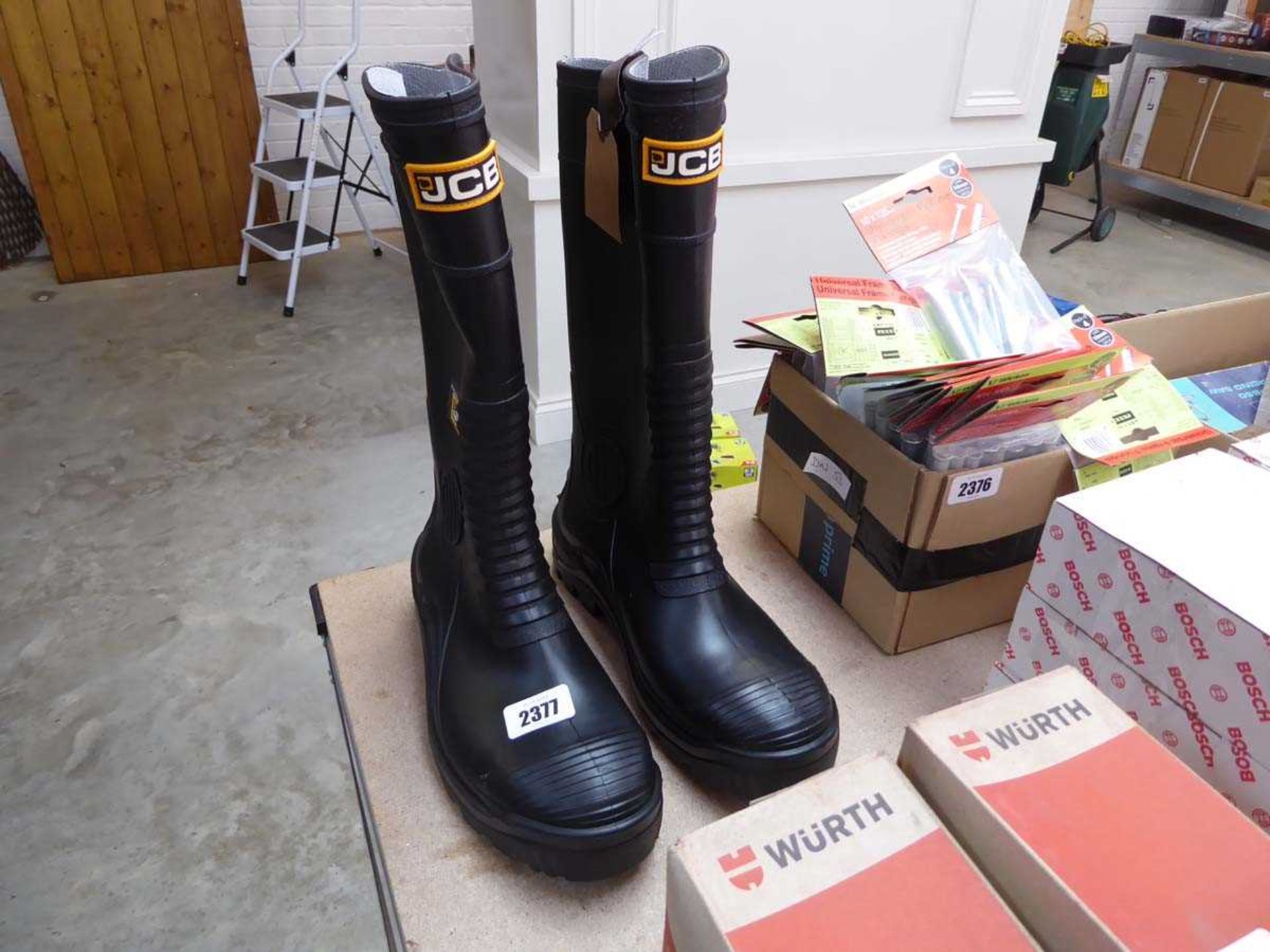 Pair of JCB steel toe Wellington boots (size 8)