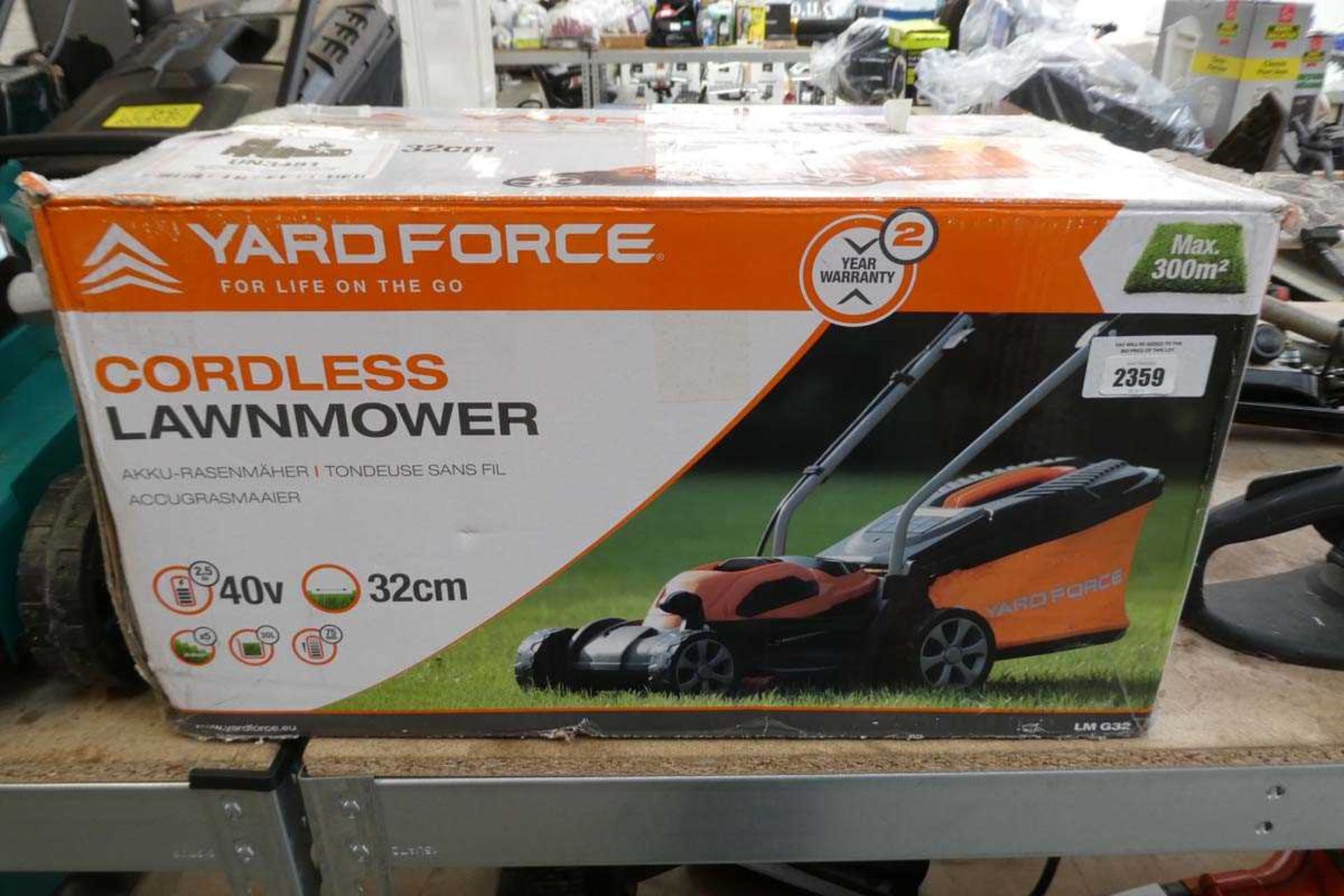 +VAT Boxed Yard Force 40V cordless lawnmower with battery and charger