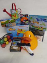 +VAT Quantity of outdoor toys incl. water and sand table, Bestway paddling pool, sports kite,