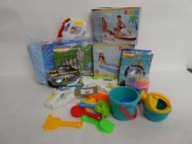 +VAT Quantity of outdoor toys and inflatables incl. water guns, inflatable pools, beach toys,
