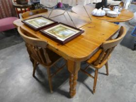 Pine rectangular kitchen table and 3 matchings chairs