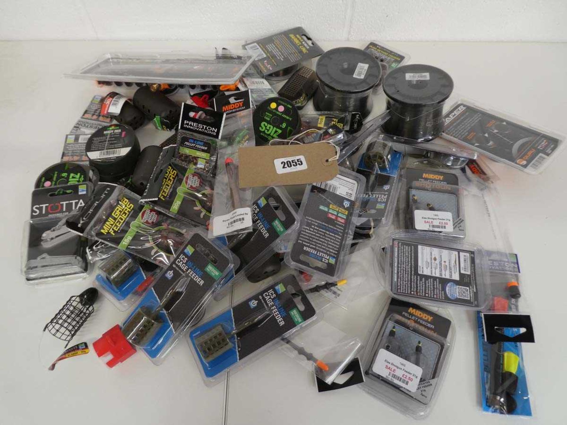 Quantity of fishing accessories incl. swing feeders, floats, shot weights, etc.