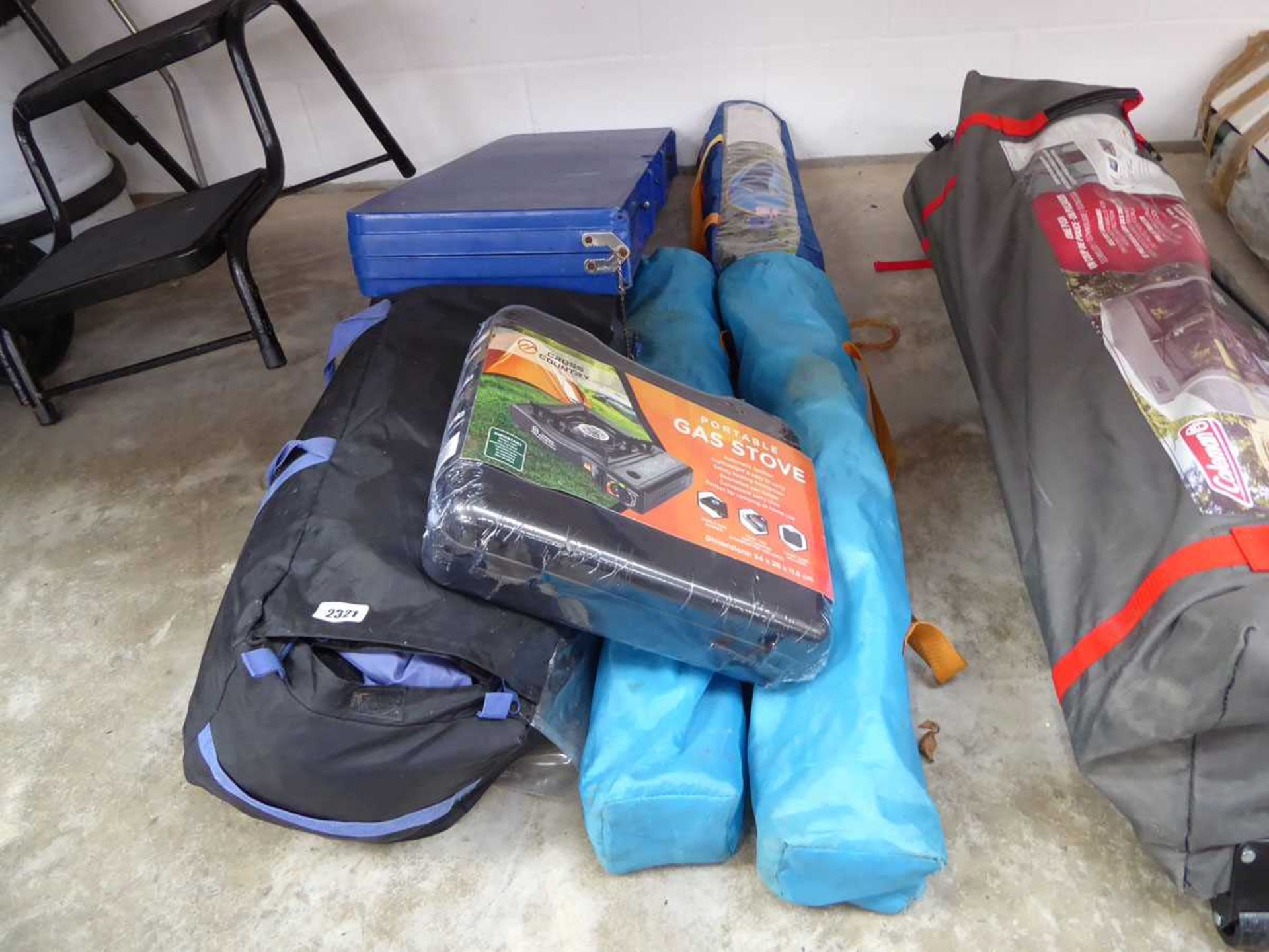 Quantity of mixed camping items incl. tent, folding picnic table, portable gas stove and 2 chairs