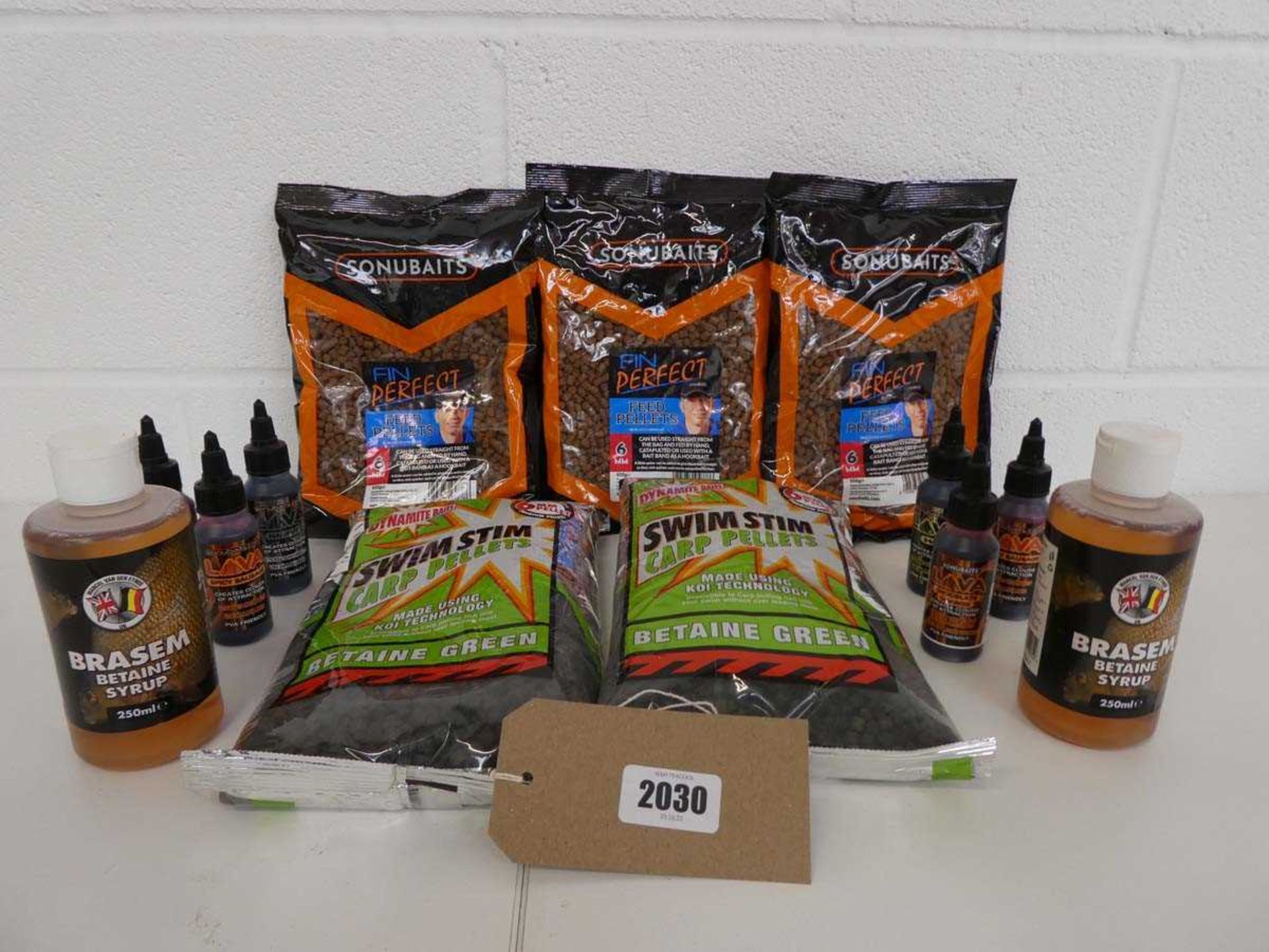 Quantity of fishing baits, dips and glugs incl. 2 bags of Dynamite Baits carp pellets, 3 bags of