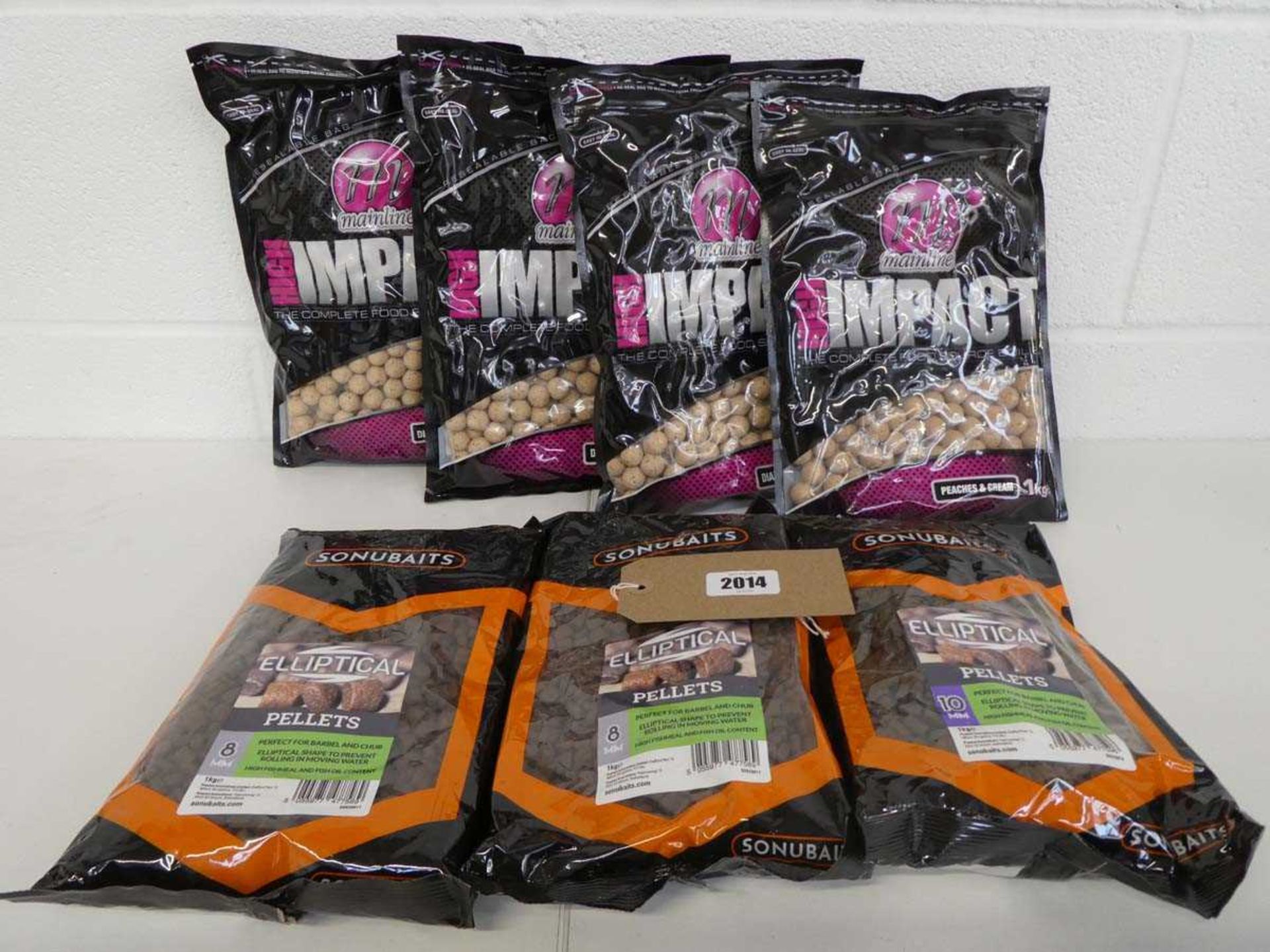 4 bags of Mainline high impact boilies incl. peaches & cream and diamond white (1kg bags) plus 3