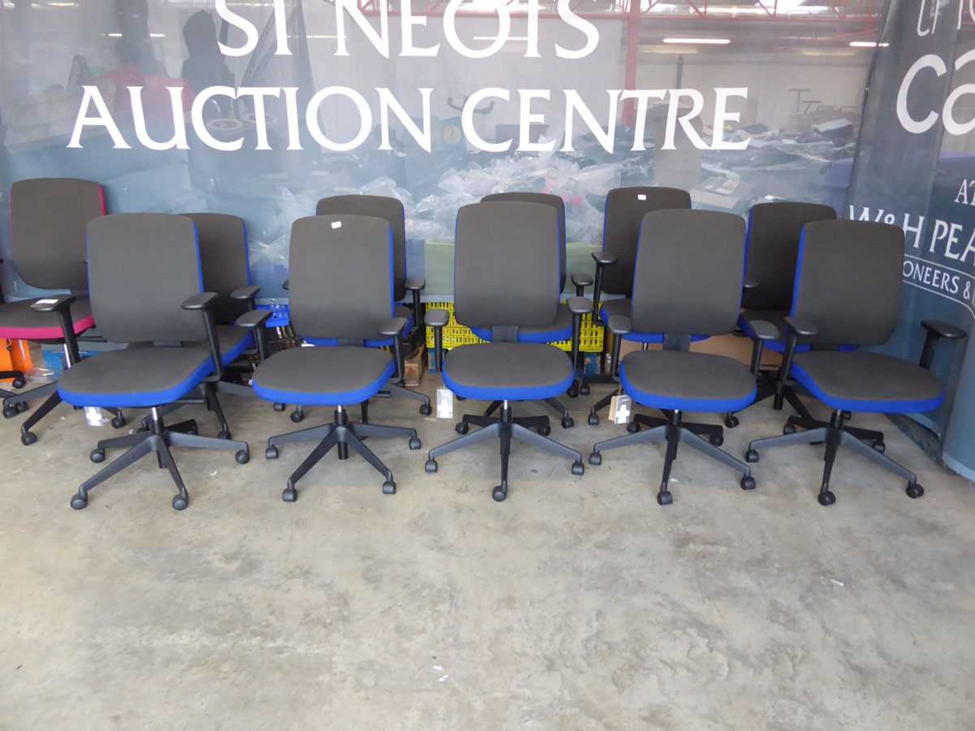 Set of 5 blue and grey office swivel chairs on 5 star bases - Image 2 of 2