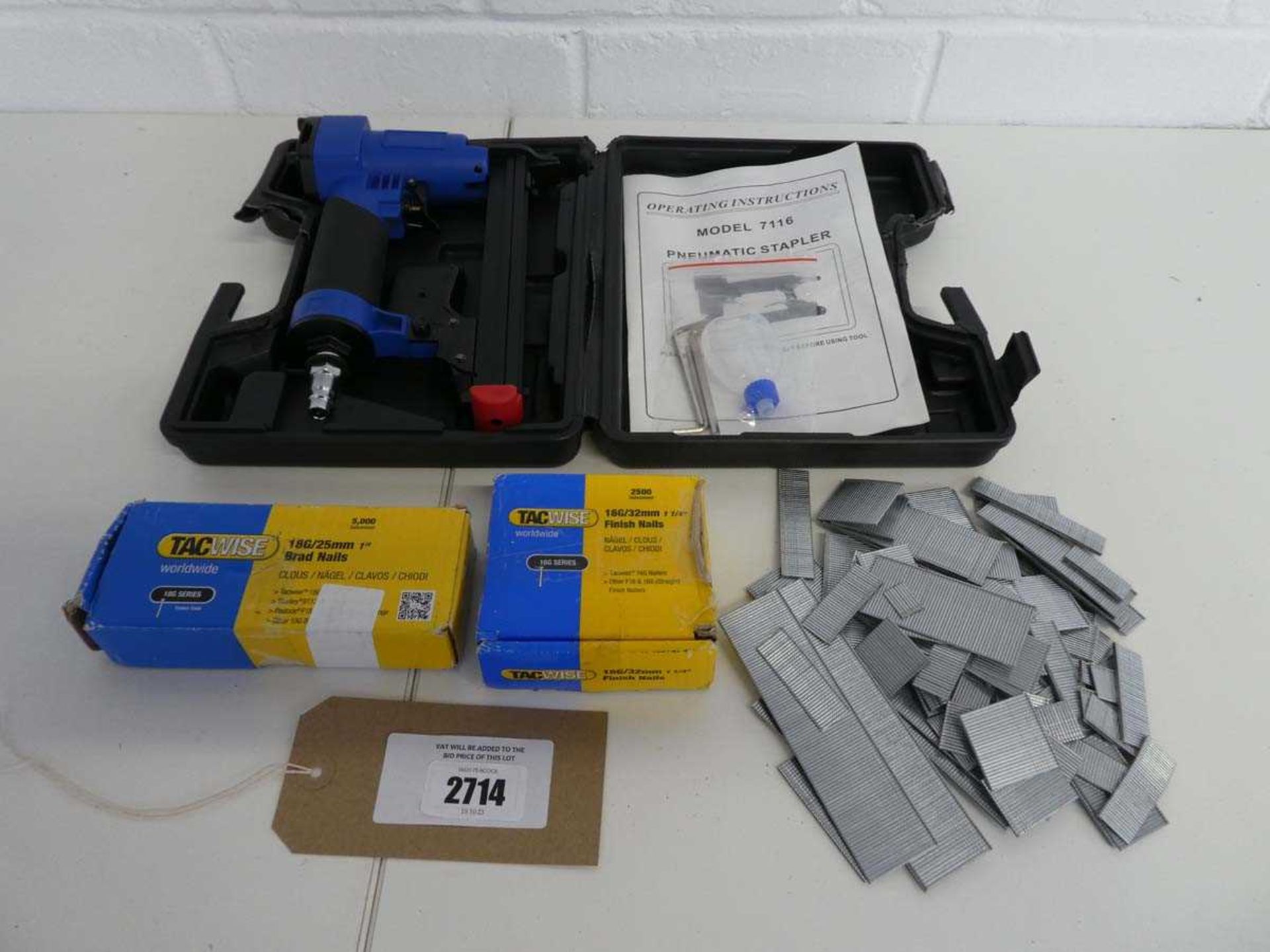 +VAT Cased pneumatic stapler with quantity of loose staples, boxed pack of Tacwise 166/32mm finish