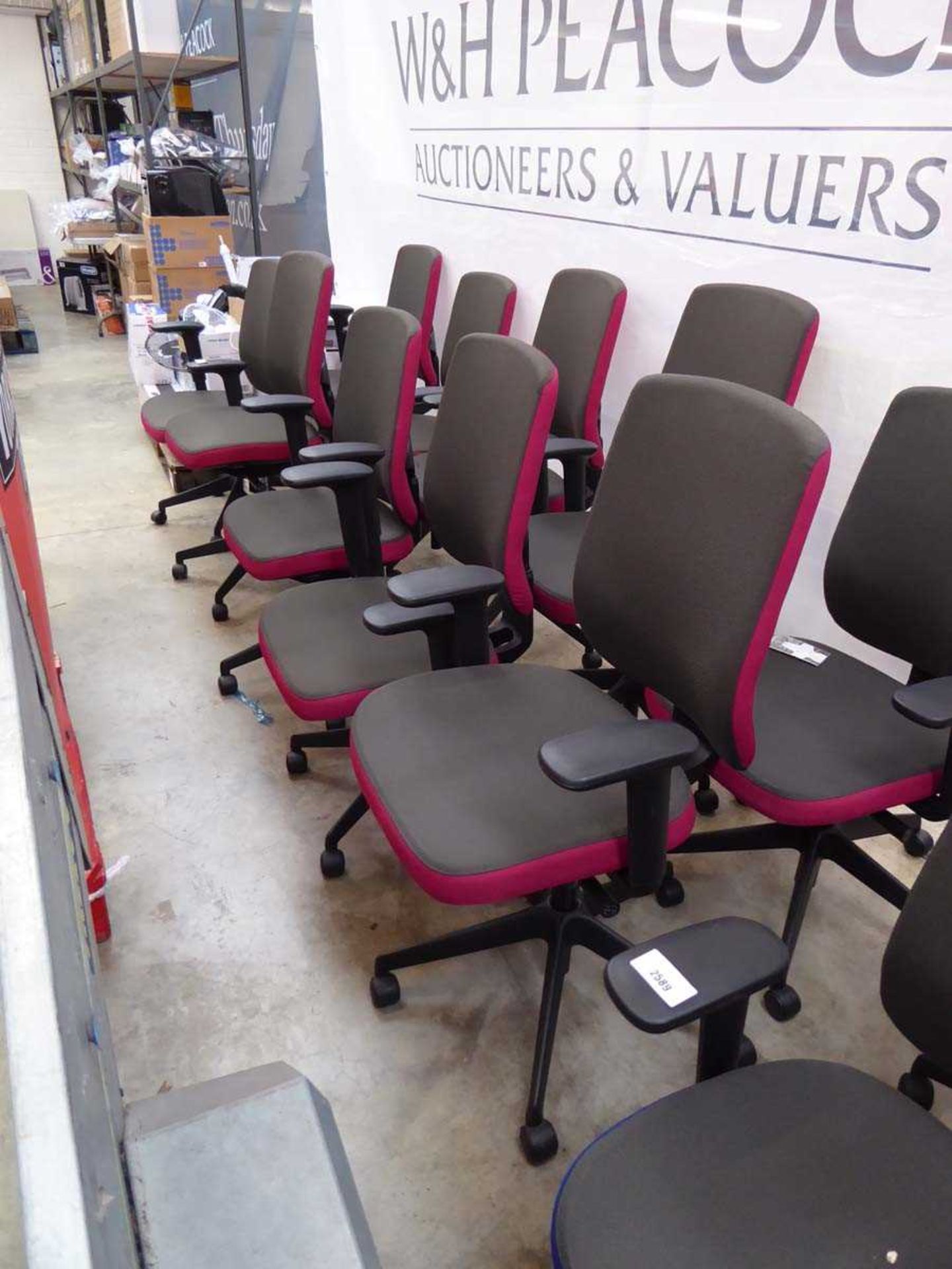 Set of 5 pink and grey office armchairs on 5 star base