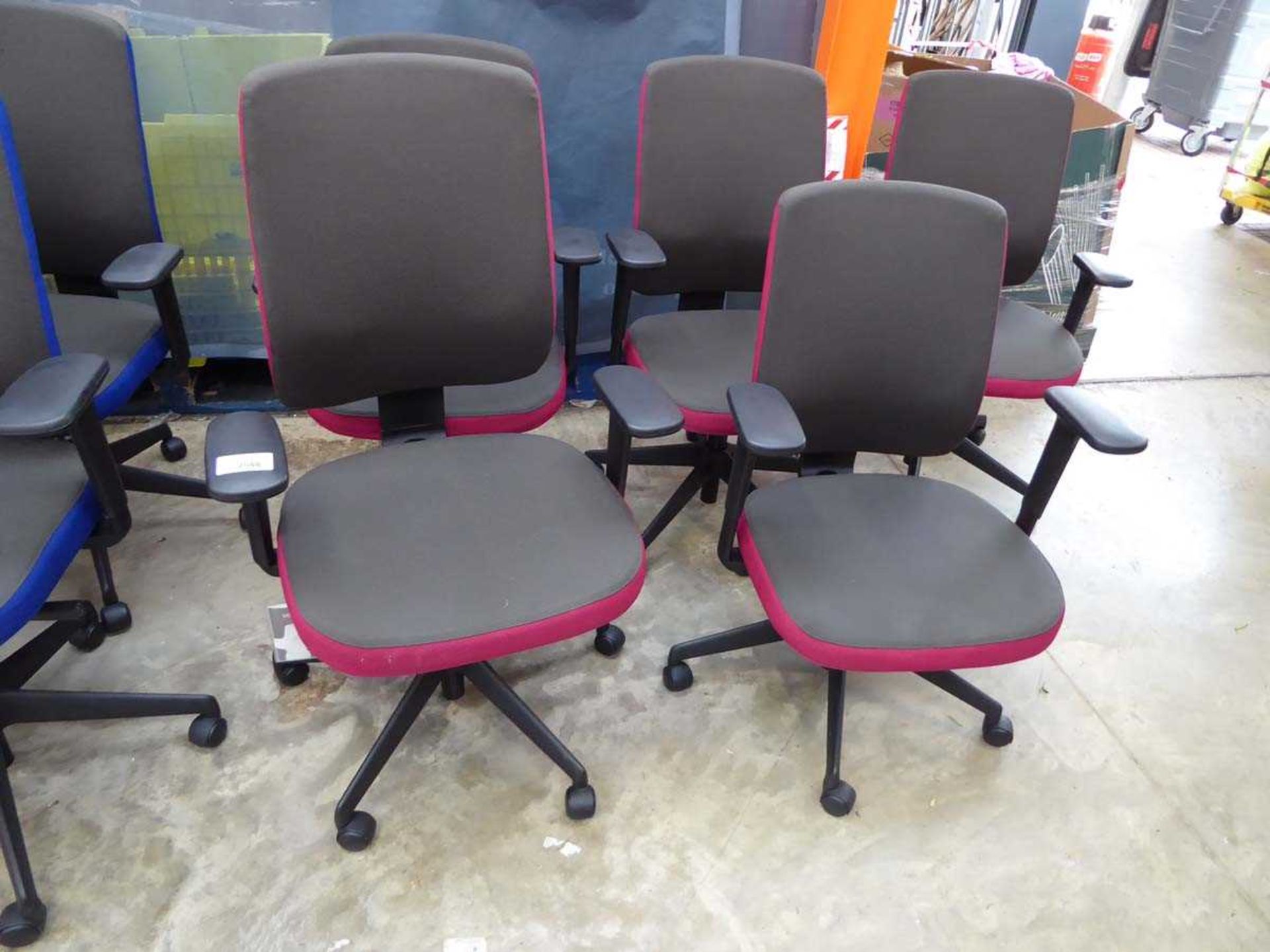 Set of 5 pink and grey office armchairs on 5 star base