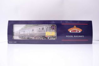 Bachmann Branch-Line 1:76/00 scale model, 32-900 Class 108 DMU 2 Car BR Green with Speed Whiskers,