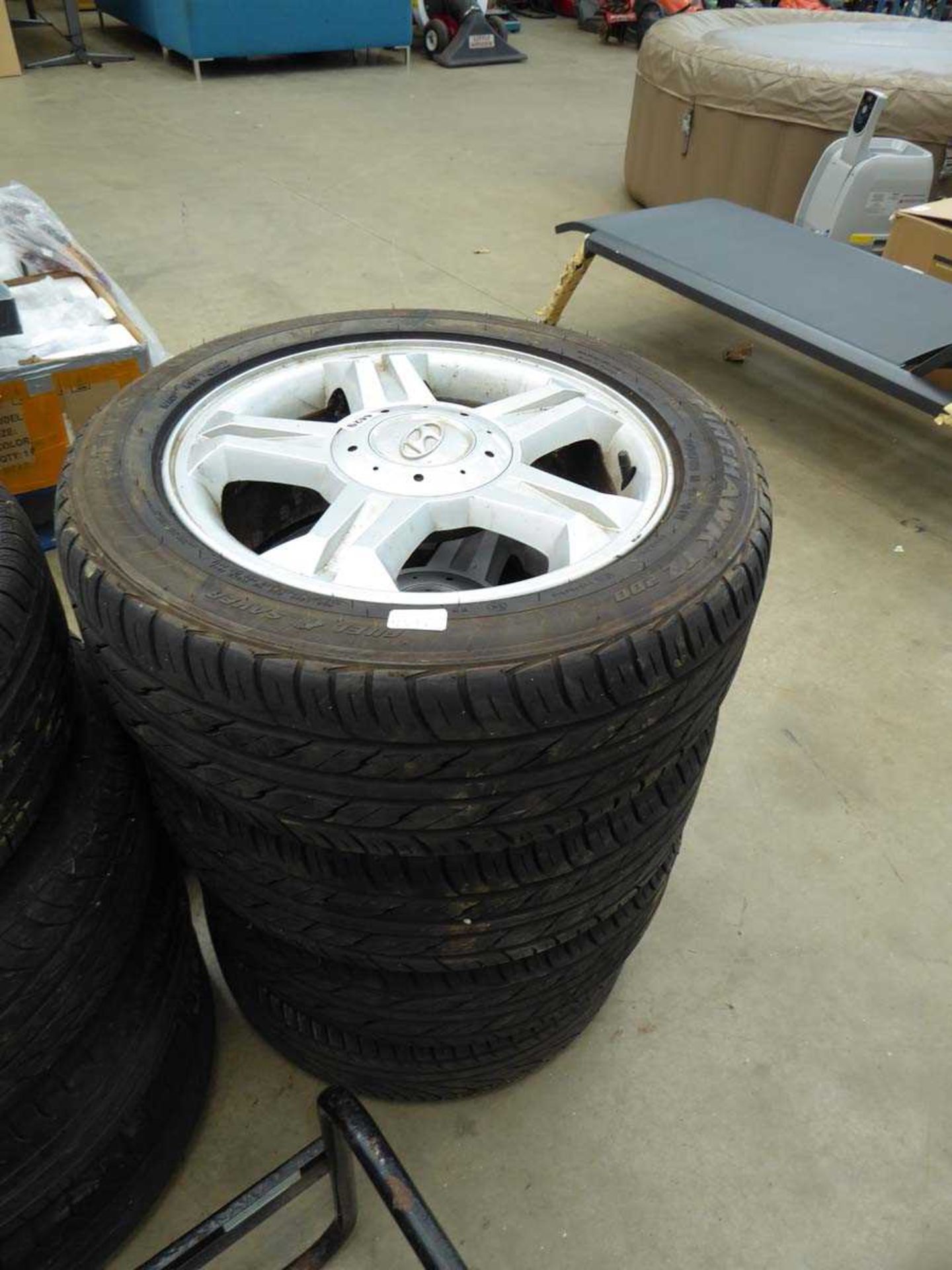 4 Hyundai alloy wheels and tyres