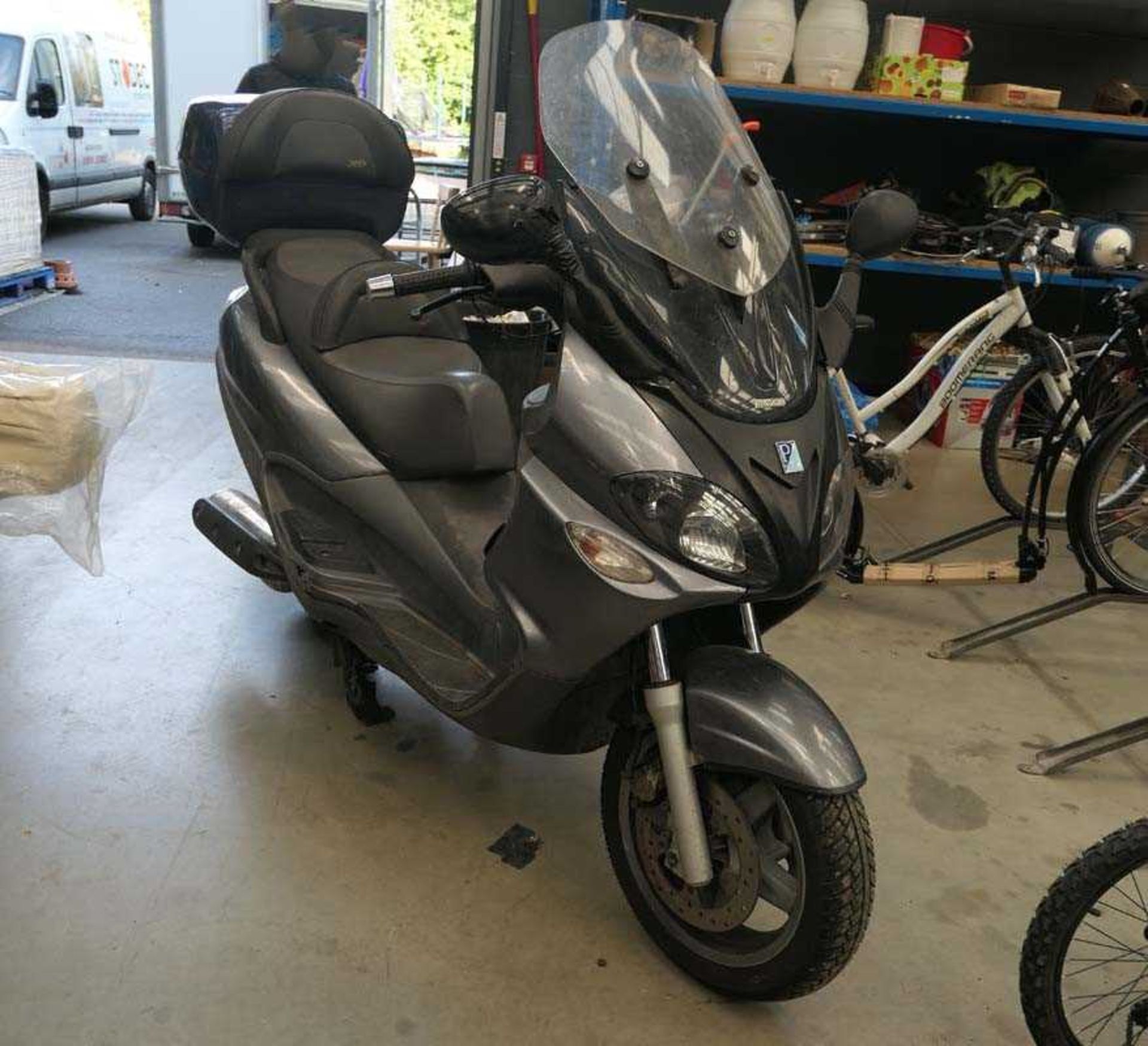 (EU53 PWZ) Piaggio X9 500 scooter in silver, 459cc petrol, first registered 09/10/2003, mileage - Image 2 of 16