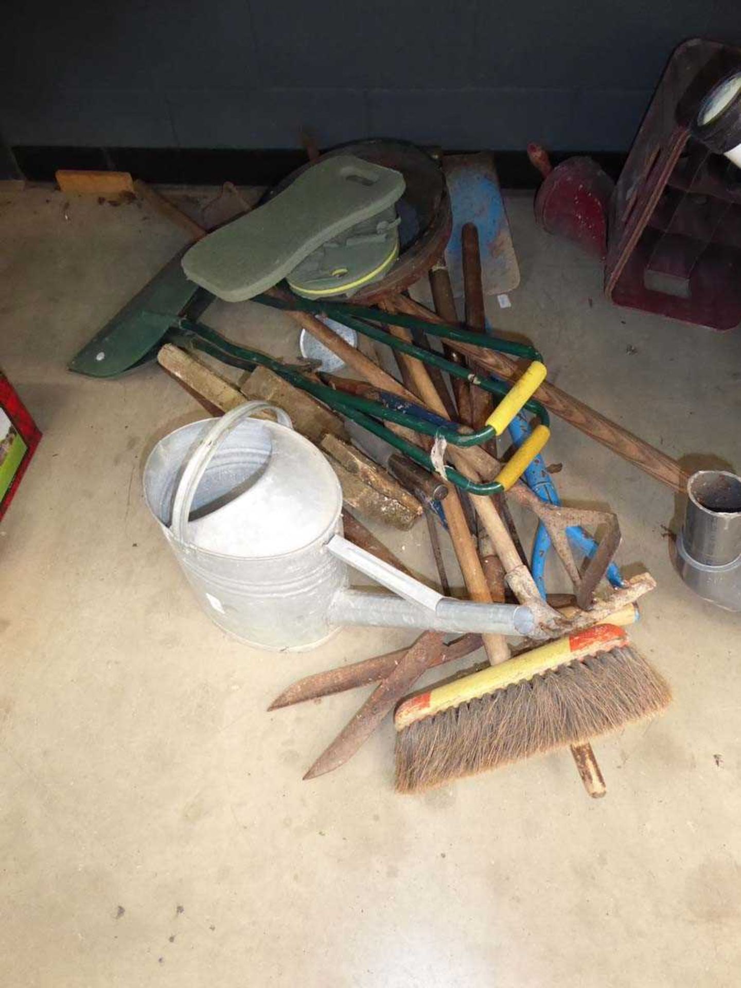 Small quantity of assorted garden tools