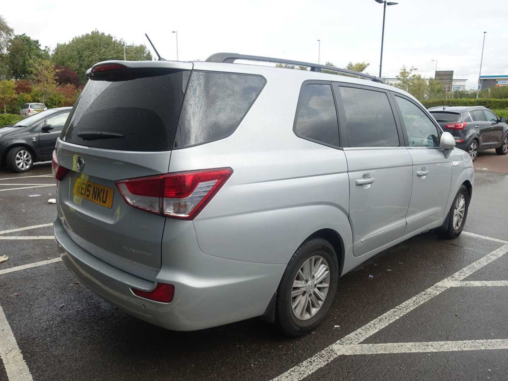 (RE15 NKU) Ssangyong Rodius Turisomo ES auto in silver, first registered 10.06.2015, 5 door MPV, - Image 5 of 12