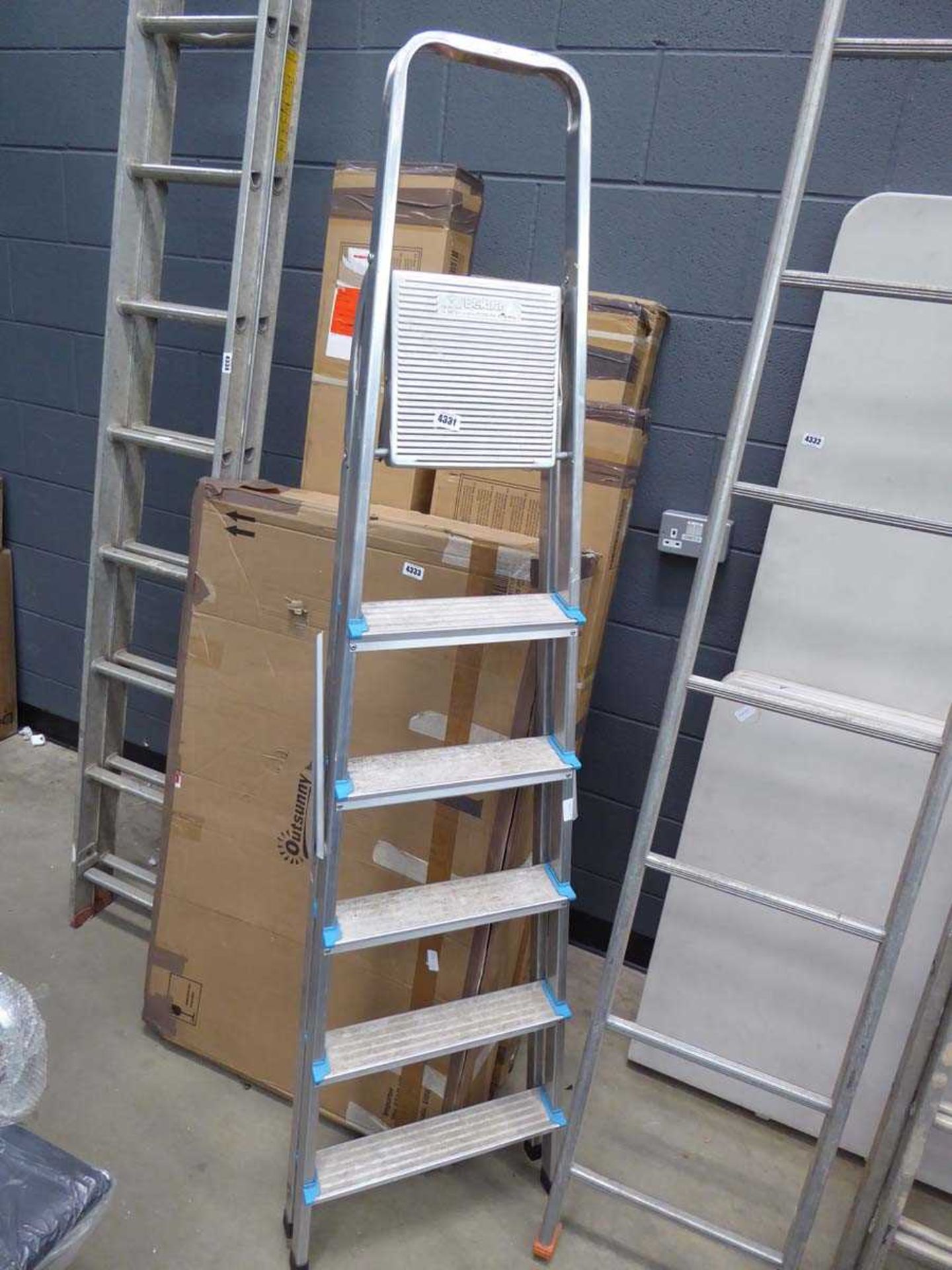 Aluminium step ladder