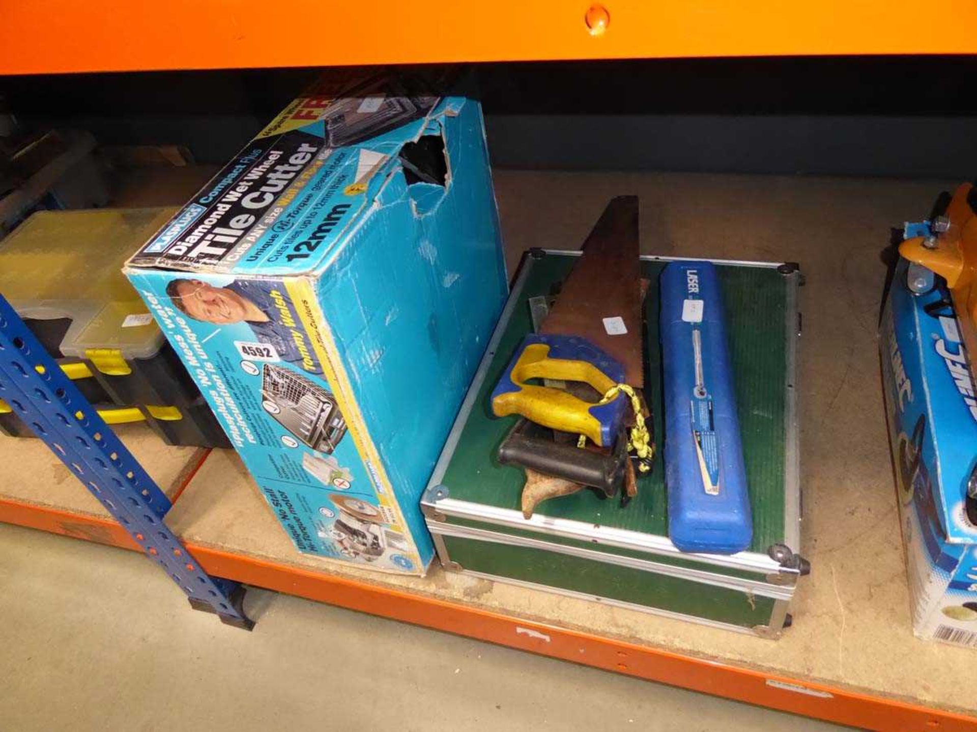 Tile cutter, saws, torque wrench and a green toolbox - Bild 2 aus 2
