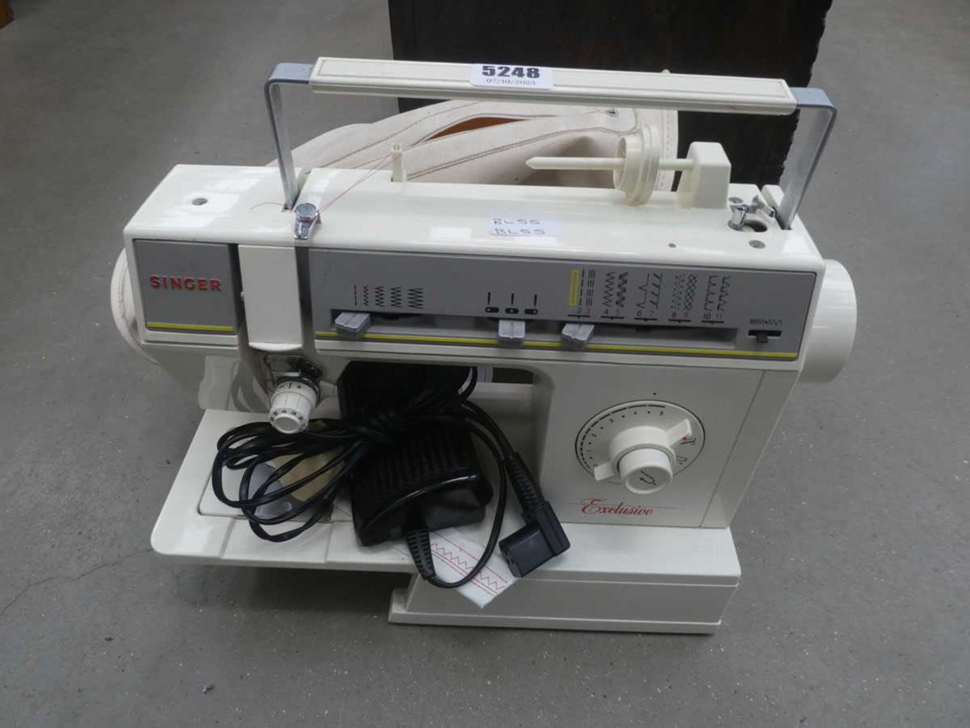 Singer electric sewing machine