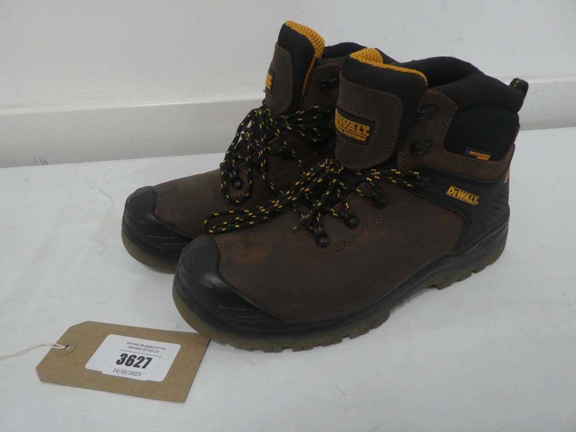 +VAT DeWalt slip resistant safety boots in brown size UK10 (signs of wear)