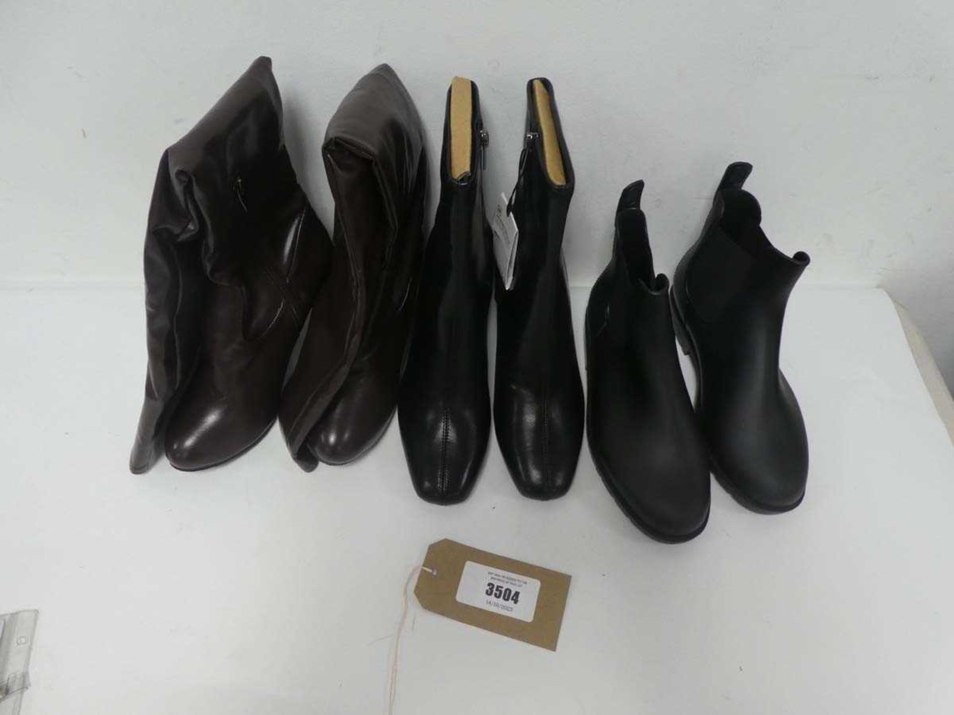 +VAT 3 pairs of boots in various styles and sizes