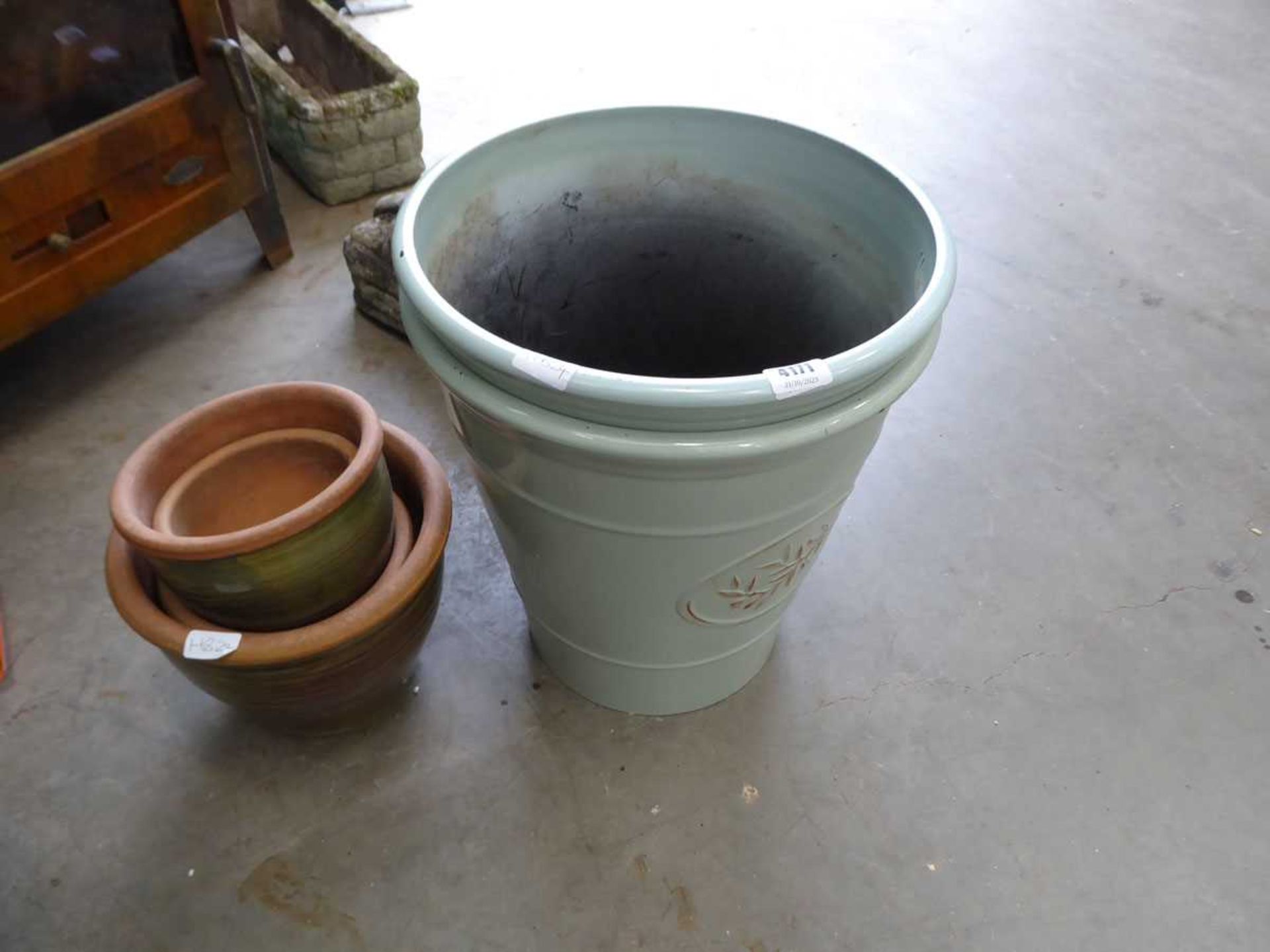 Quantity of plastic and terracotta pots