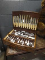 2 x cased cutlery sets, cake, forks and knives plus an oak cutlery canteen