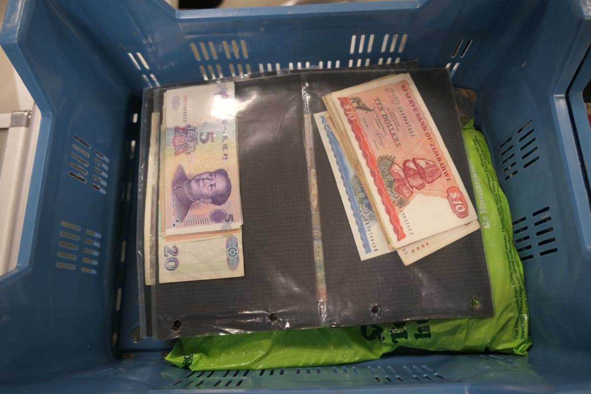 Tray containing 45kg world coins and miscellaneous bank notes