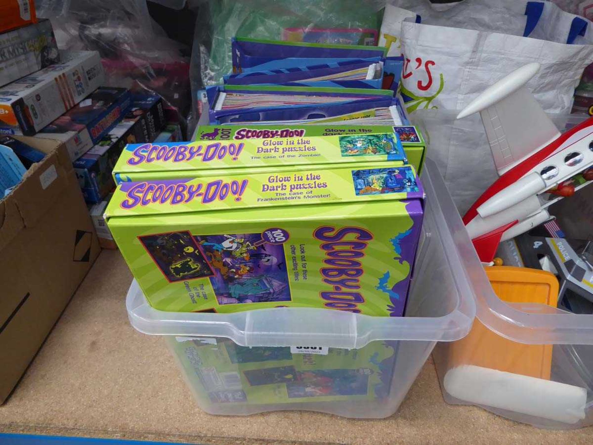 Box of Scooby Doo puzzles, books etc.