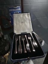 2 boxed sets of cutlery